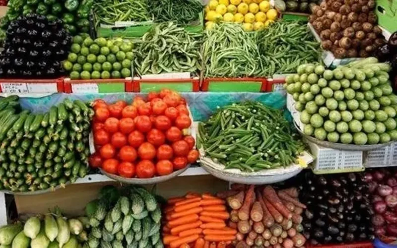 أسعار الطماطم تصل إلى 25 جنيهاً في سوق الخضروات والفاكهة الثلاثاء